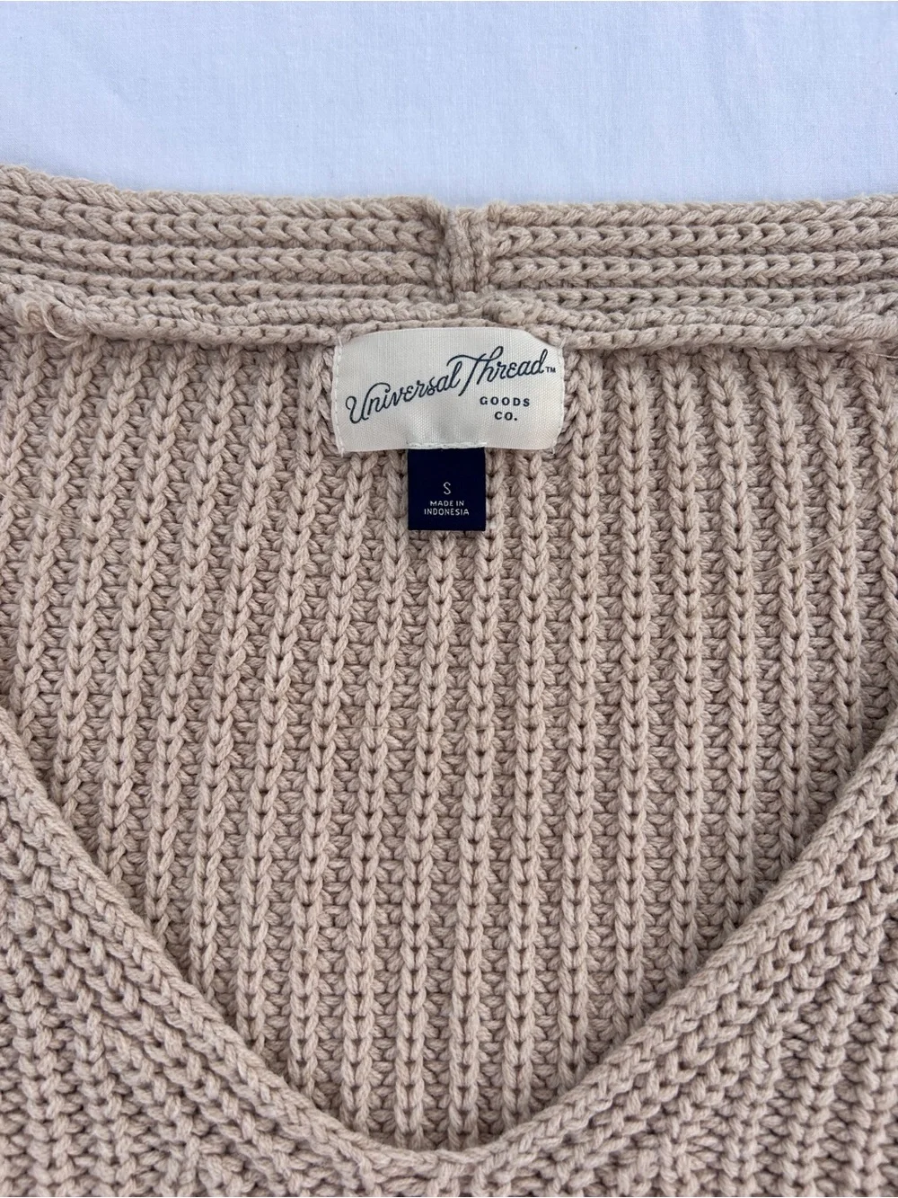 V-Neck Chunky Crochet-Look Fisherman Sweater in Taupe